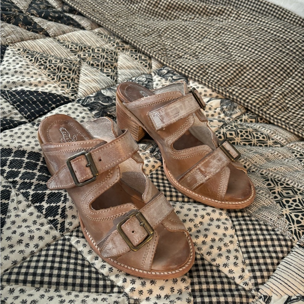 Freebird sand colored slides NWOT